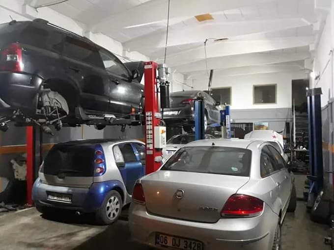 Lift üzerindeki araçlar