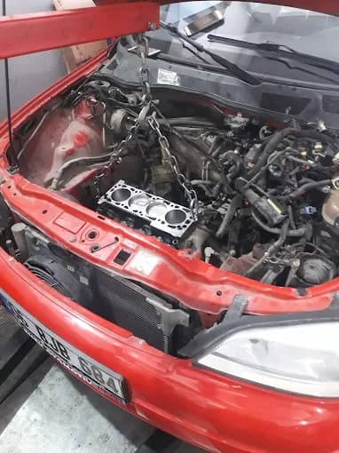 Atölyede motor kapağı sökülmüş bir araç
